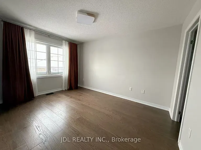 1374 Granrock Cres — Photo 6