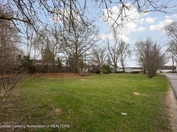 15385 Temple Dr, Bath, MI 48808