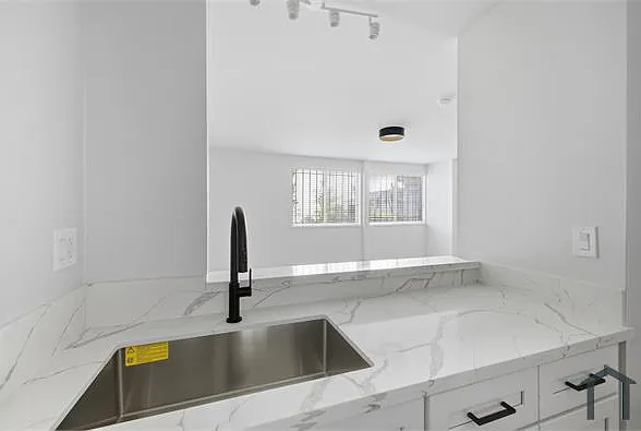 1505 S Hoover St #2 — Photo 6