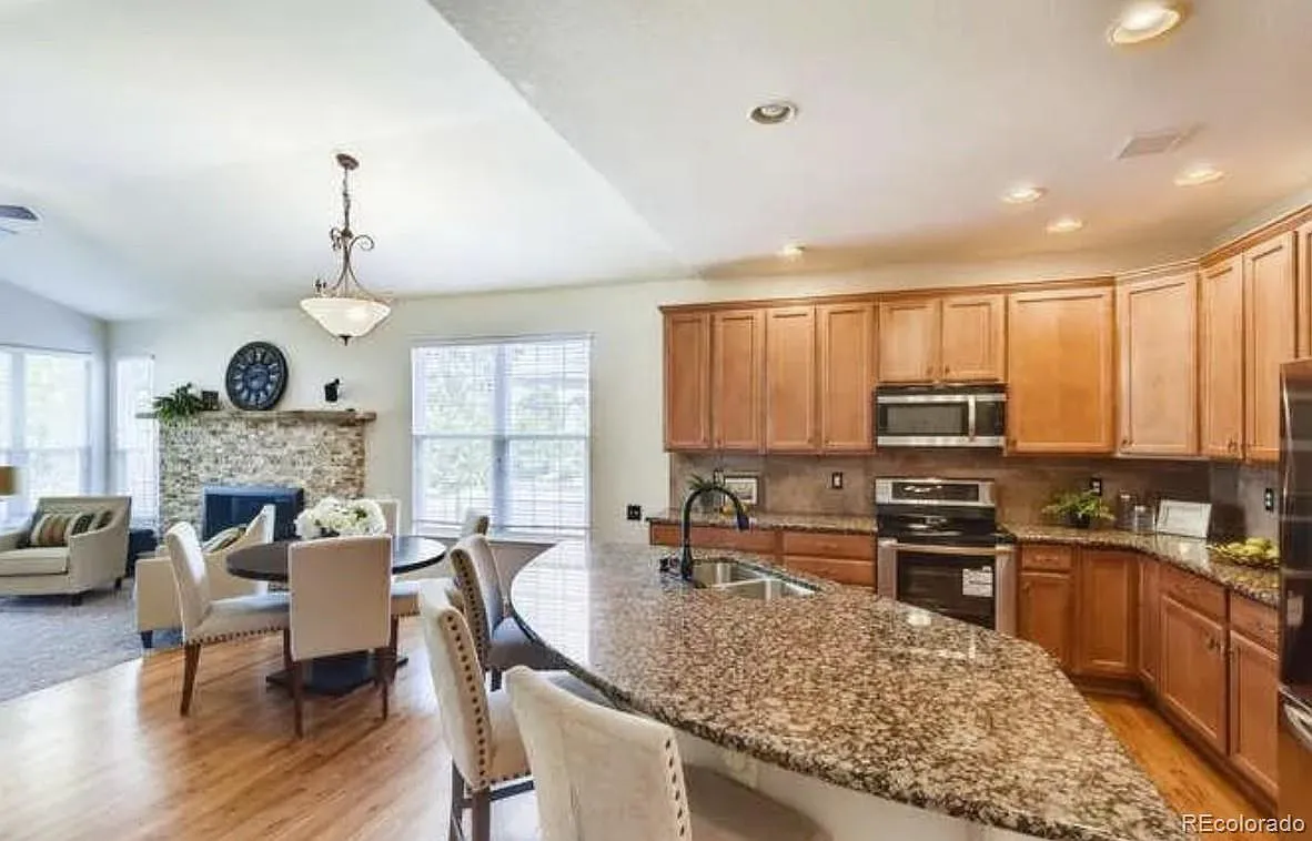 5 bed, 3.0 bath, 3074 sqft, $3,100 — Photo 4