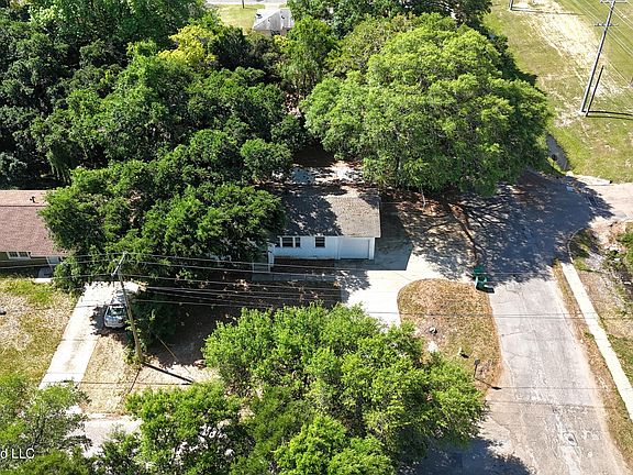 3rd image of 49 33rd St