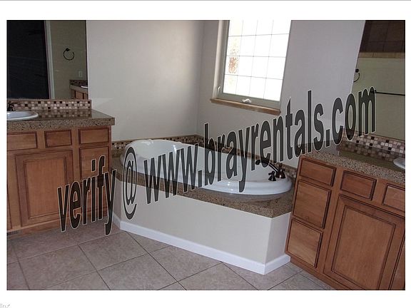 1401 Catalina Ave. bath tub