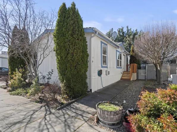 2552 Thorn Oak Dr Spc 19, Medford, OR 97501