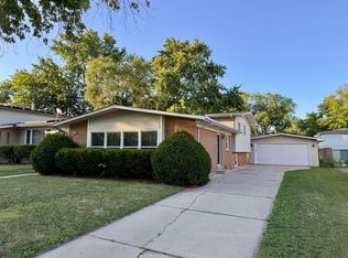 900 W Strieff Ln, Glenwood, IL 60425