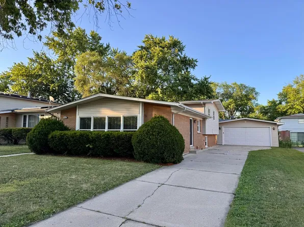 900 W Strieff Ln, Glenwood, IL 60425