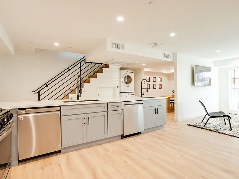 1224 W 37th Pl — Photo 7