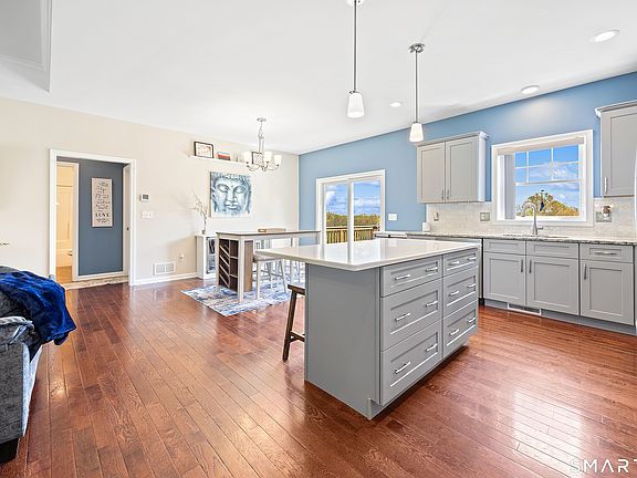 3rd image of 564 Ridgewood Road