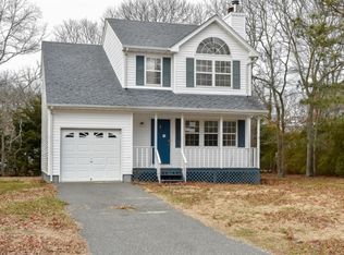 1 Woodridge Rd, Hampton Bays, NY 11946