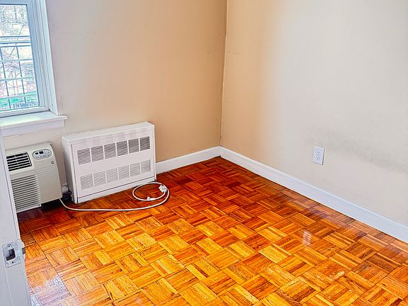 4th image of 4430 Douglaston Pkwy #5DA