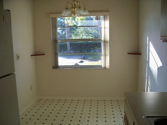 4th image of 914 Smith St