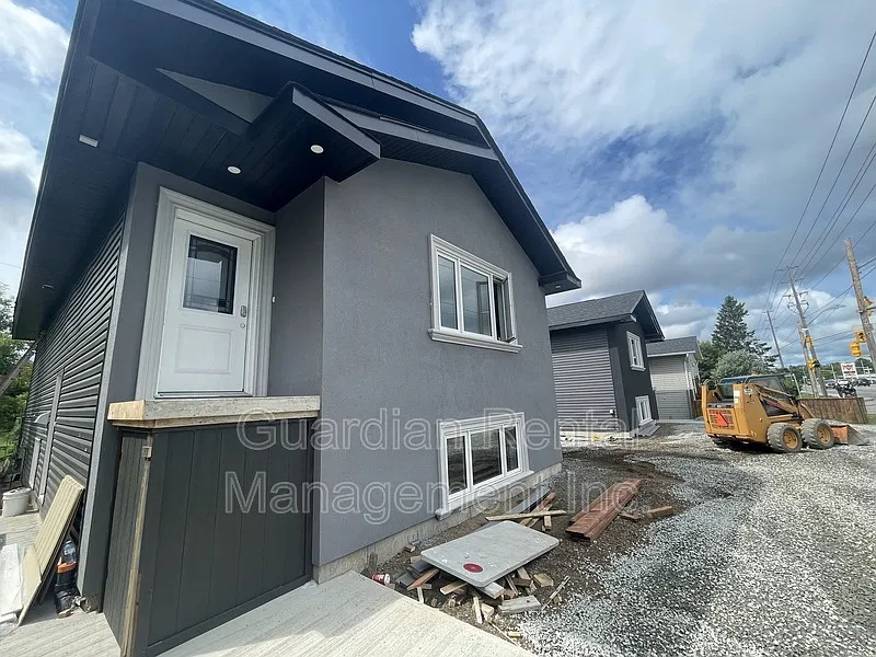5 bed, 3.0 bath, 1800 sqft, $3,700 — Photo 2