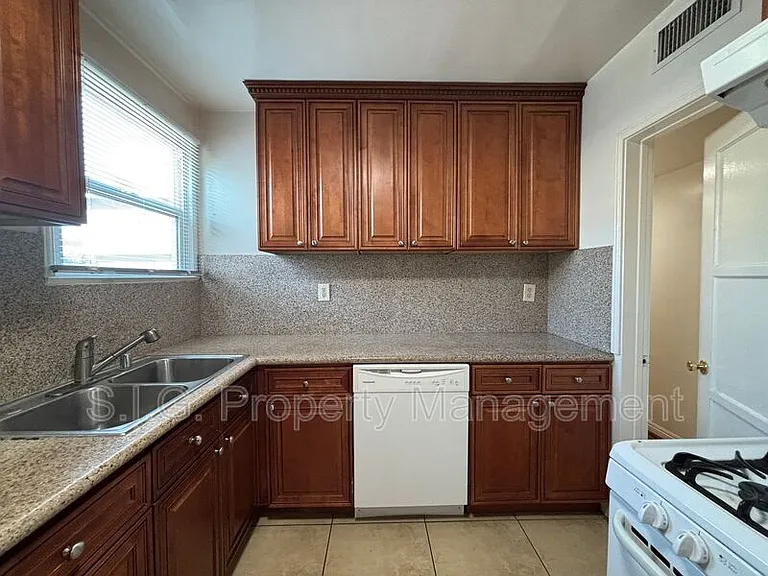 629 W Glenoaks Blvd #A — Photo 10