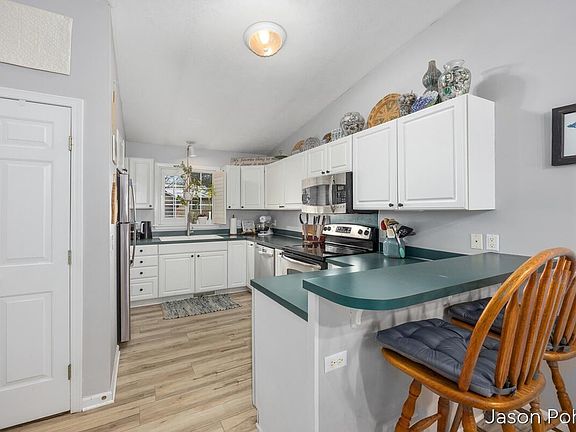 3rd image of 4916 Castle Hill Ct NE