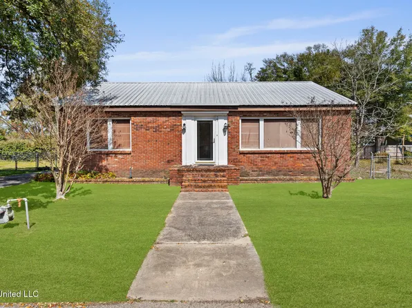 107 Hickory Ln, Bay Saint Louis, MS 39520
