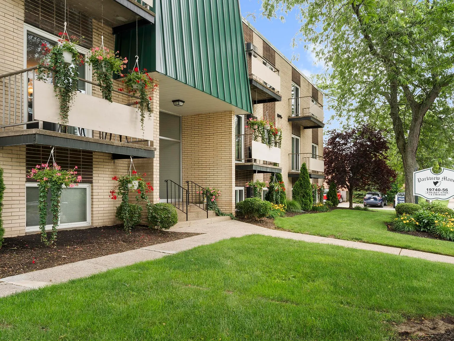 Parkview Manor — Photo 1
