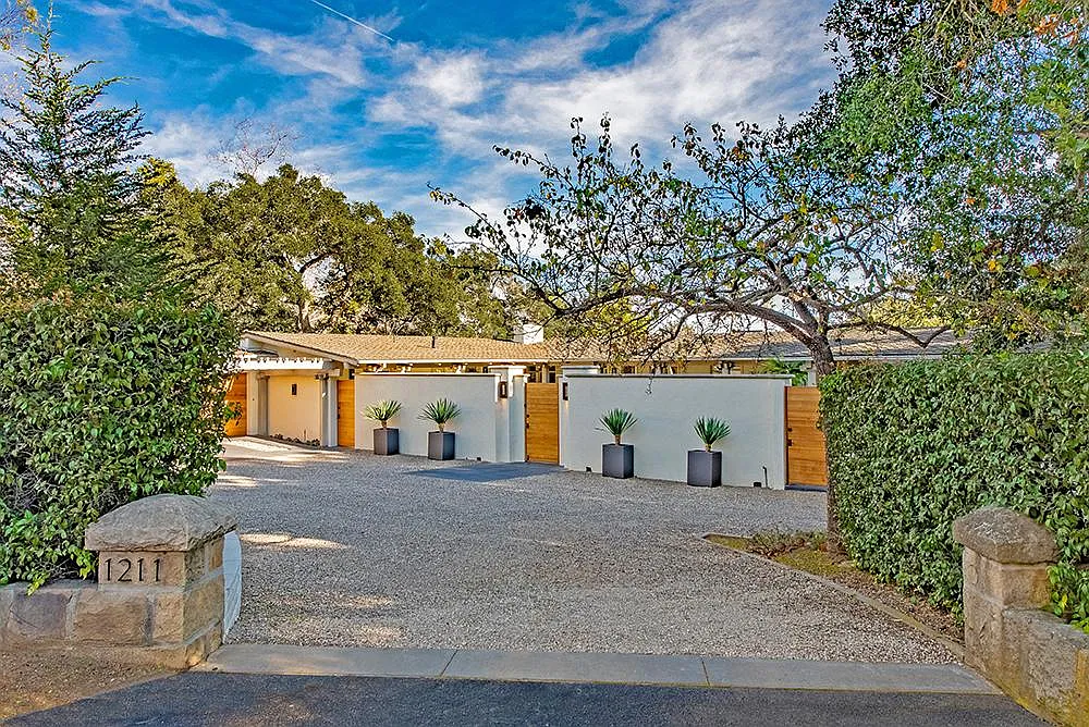 1211 E Valley Rd — Photo 1