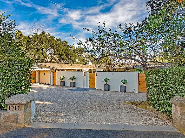 1211 E Valley Rd — Photo 1