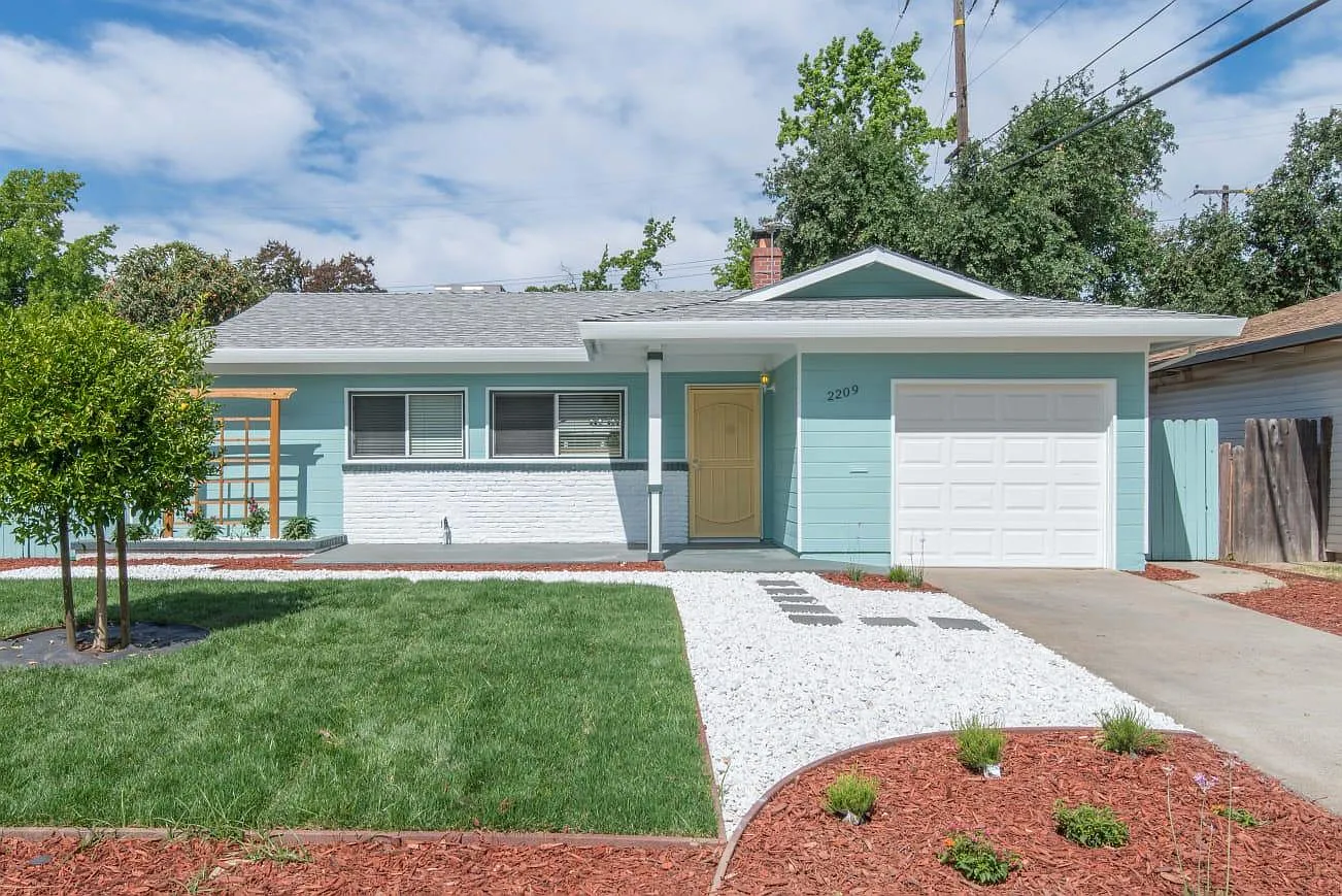 2209 Byron Rd — Photo 2