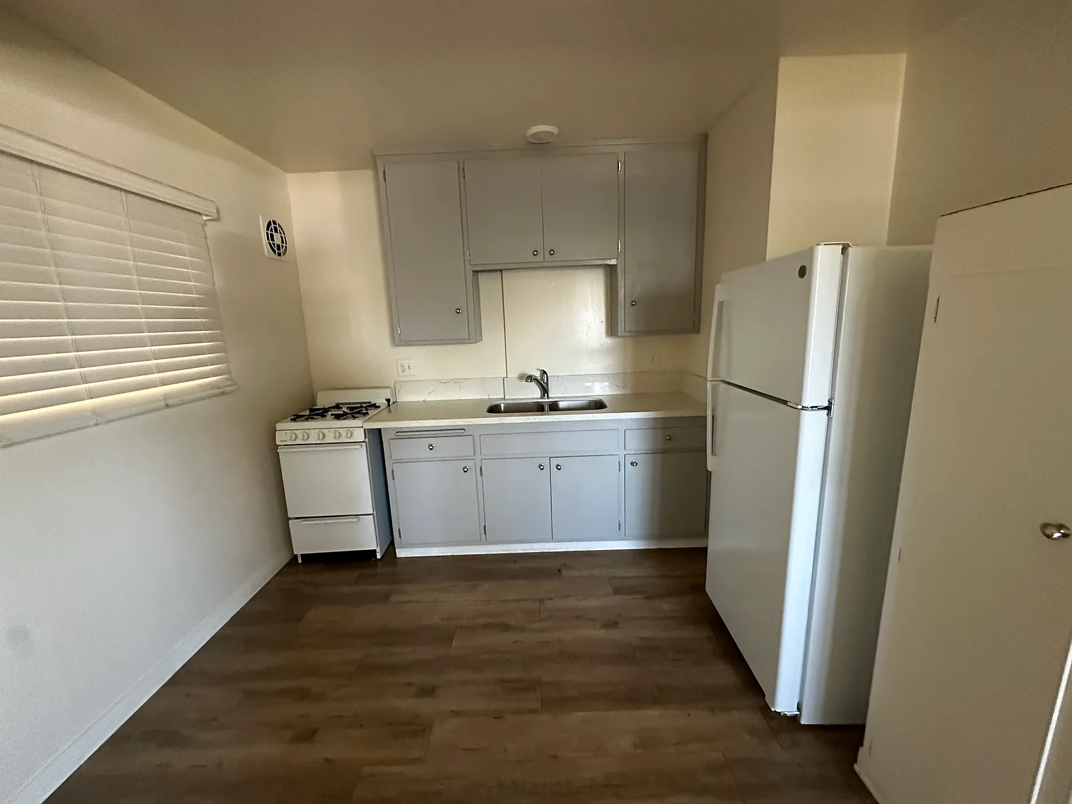Studio, 450 sqft, $2,100 — Photo 4