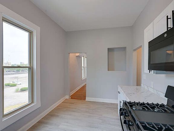 3rd image of 599 Oak St #7