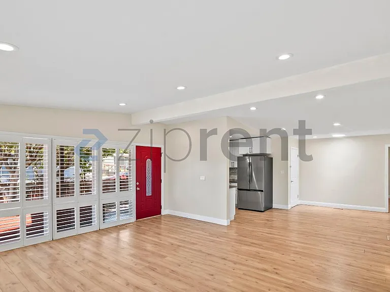 566 Beechmont Ln — Photo 3