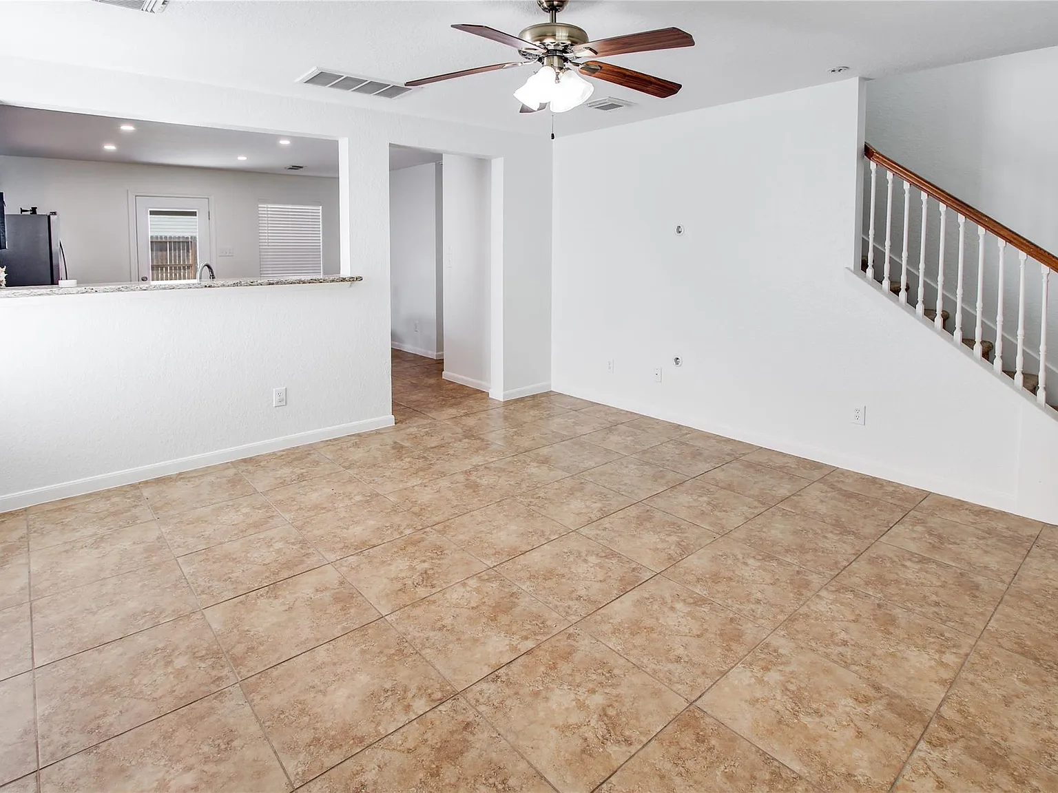 3 bed, 2.5 bath, 1431 sqft, $1,800 — Photo 2