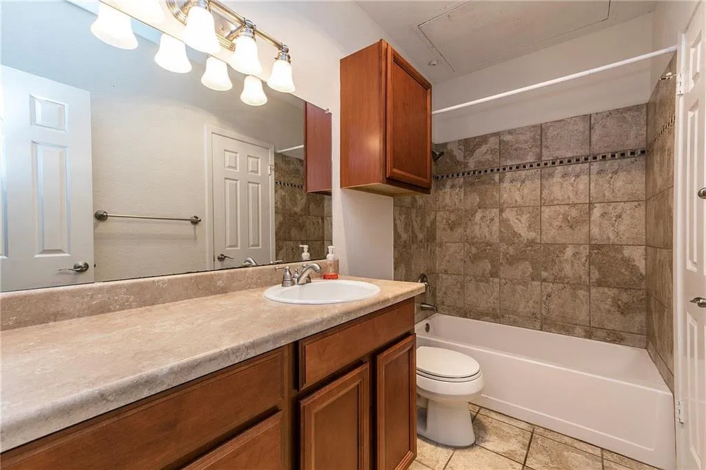 807 W 25th St — Photo 1