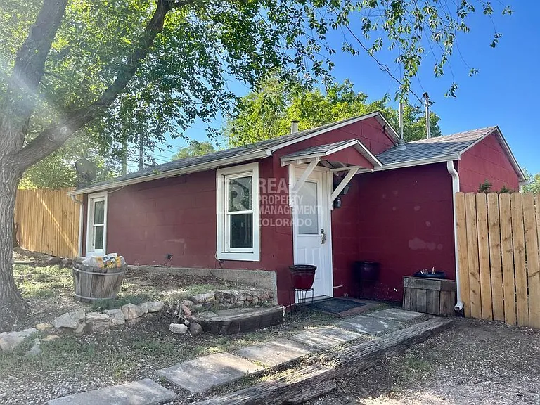 413 W Tyler St — Photo 1