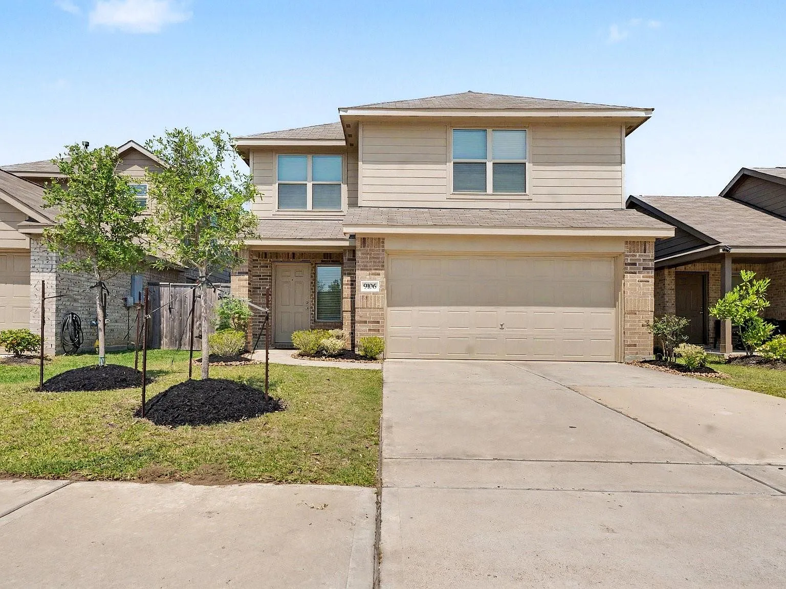 4 bed, 2.5 bath, 2280 sqft, $2,400 — Photo 2