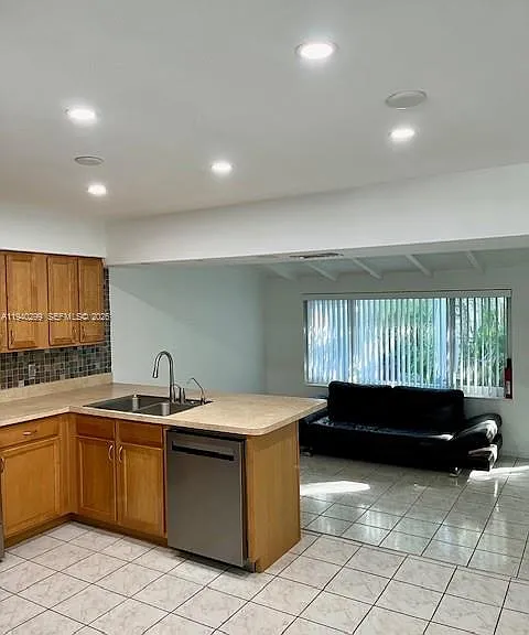 5650 NE 17th Ter #5650 — Photo 11