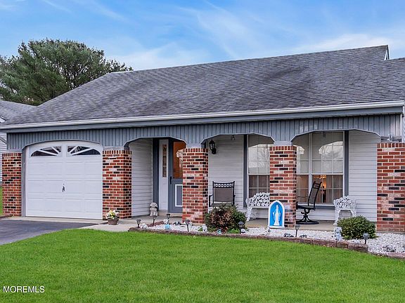 5th image of 139 Buckingham Drive N