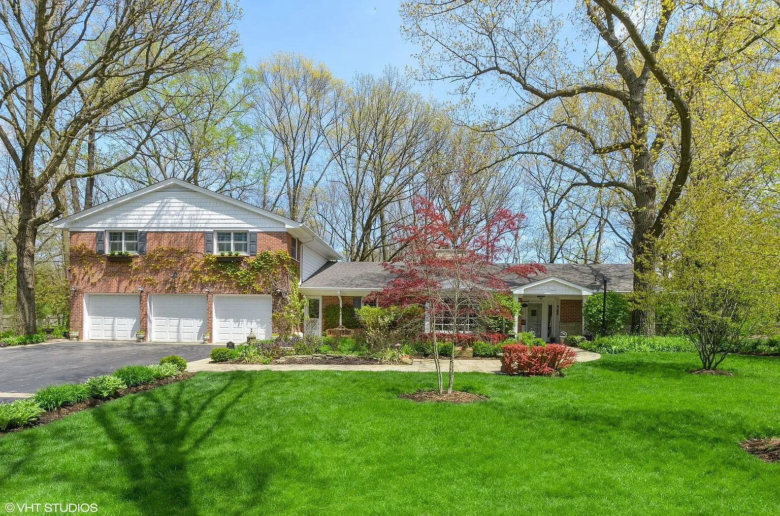 800 Hawthorne Ln photo 1