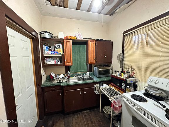 4th image of 107 PINE Avenue S