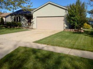 213 Plymouth Dr, Streamwood, IL