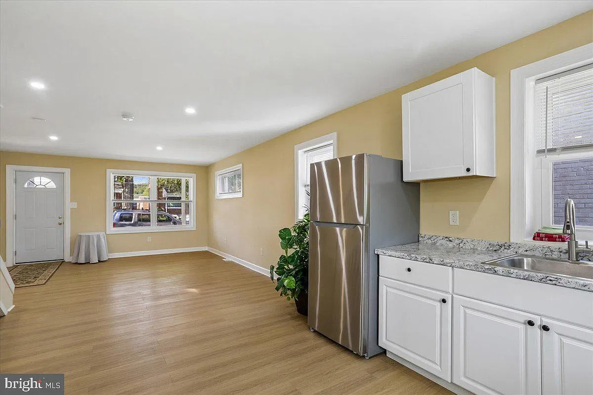 3 bed, 2.5 bath, 1589 sqft, $3,300 — Photo 4