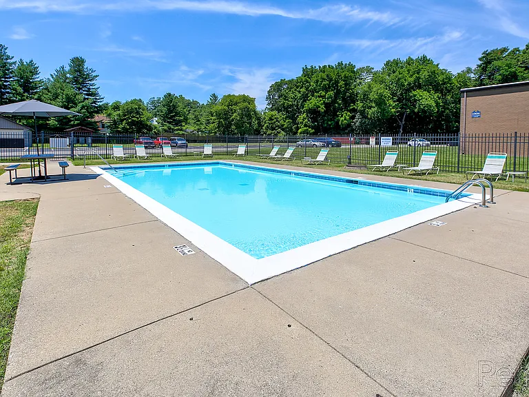 Glenview Apartments — Photo 12