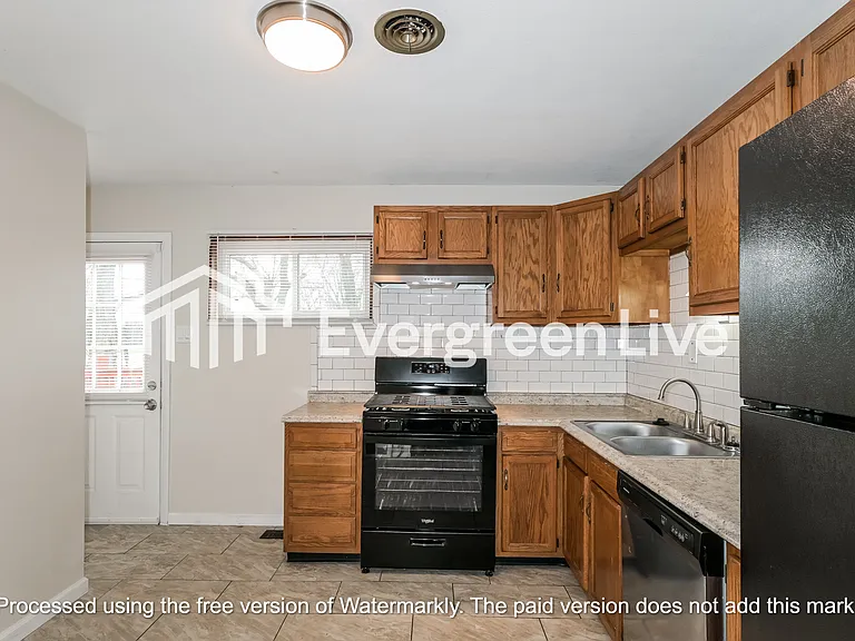 1070 Ozment Dr — Photo 4