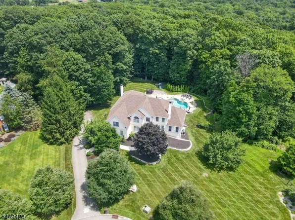 18 Evita Ter, Washington Twp., NJ 07853