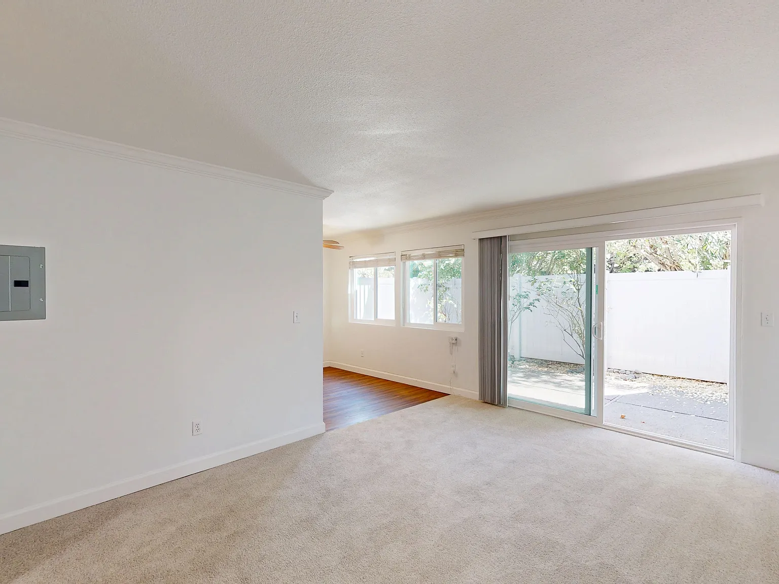 Spacious 2BR/1.5BA Apartment with Parking Included Pet Friendly — Photo 4