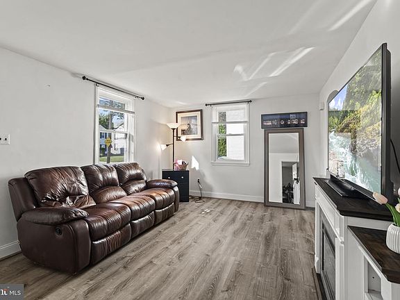 3rd image of 467 Evergreen Ave