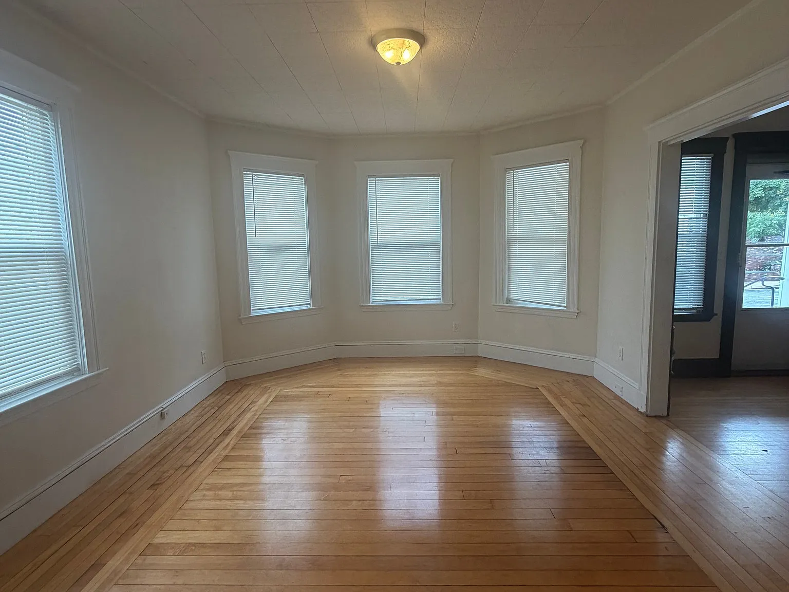3 bed, 1.0 bath, 1540 sqft, $3,800 — Photo 3