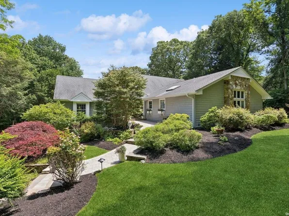 36 Riverview Terrace, Smithtown, NY 11787