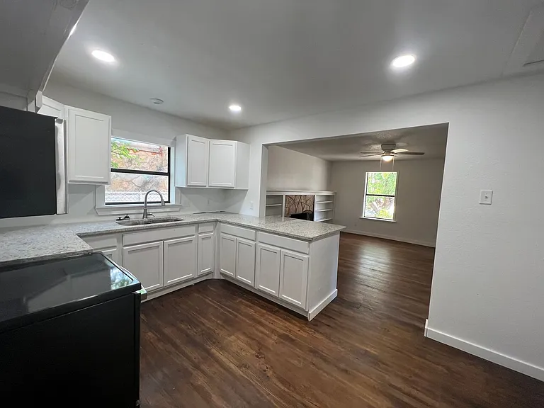 361 College Dr — Photo 5