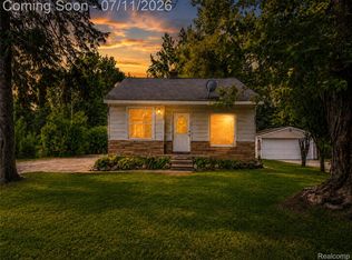 4855 Hatchery Rd, Waterford, MI 48329