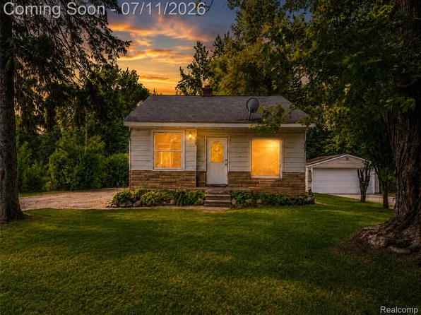 4855 Hatchery Rd, Waterford, MI 48329