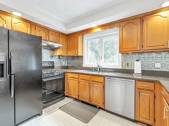 5th image of 5 Strawberry Ln