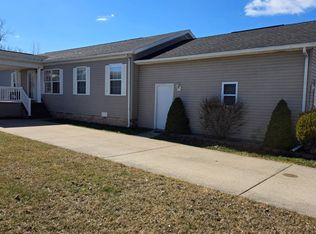 29475 Meadow Ln, Gibraltar, MI 48173