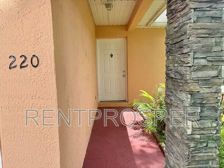220 Canterbury Ct — Photo 2