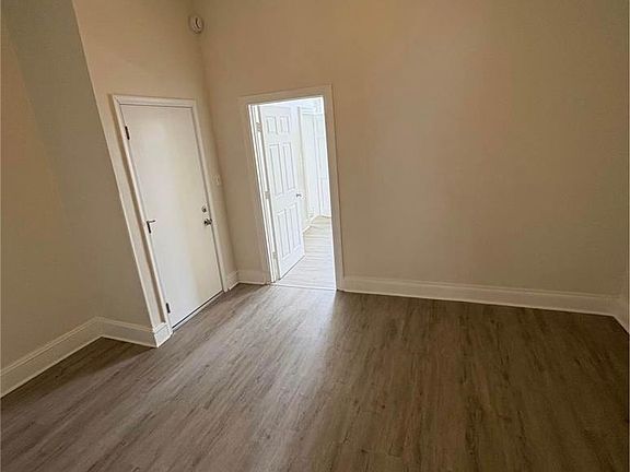 3rd image of 409 Walnut St