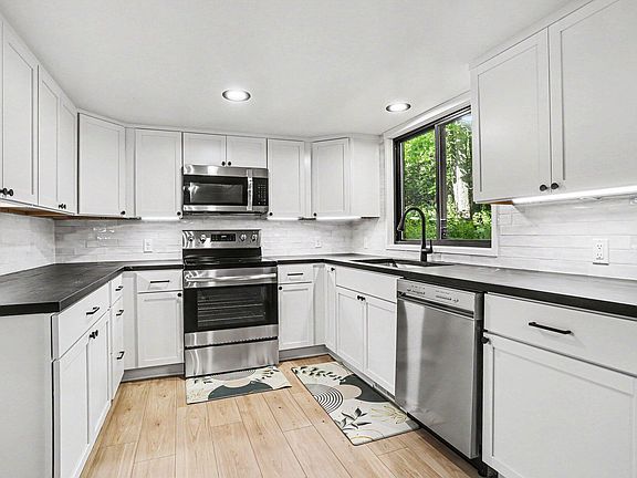 5th image of 3907 Cricket Ln